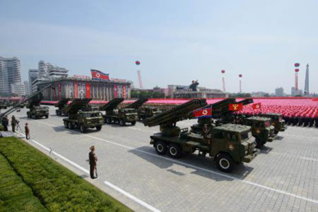 Bệ phóng tên lửa của Triều Tiên tại Quảng trường Kim Il - Sung dịp kỷ niệm 60 năm cuộc chiến trên bán đảo Triều Tiên ngày 27.6.2013. Ảnh: Reutrers